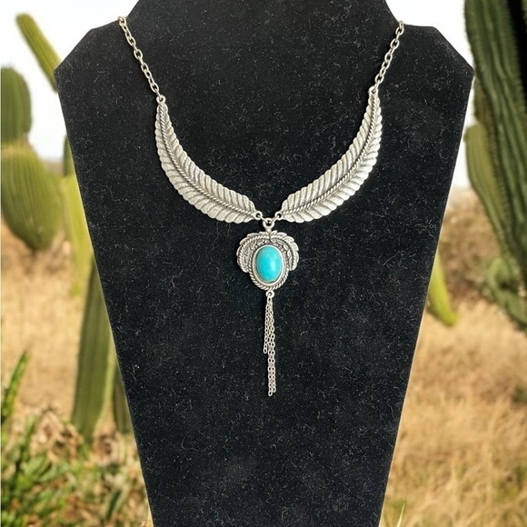 BEAUTIFUL WESTERN SILVER-TONE FEATHER & HOWLITE NECKLACE - Picture 2 of 4